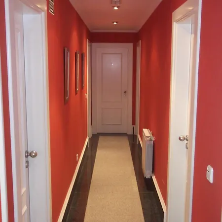 Val De Serantes 3* פרול